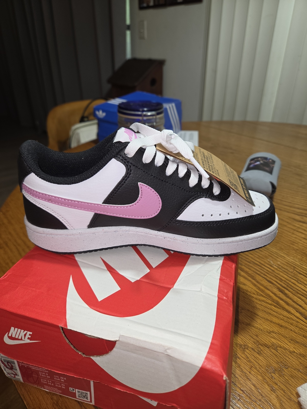 Nike Kids Low-Top Sneaker in Pink/Black